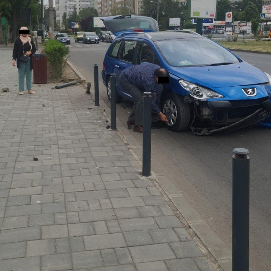 Mai multe persoane aflate într-o stație STB din București, la un pas să fie spulberate de o mașină. Ce a făcut diferența dintre viață și moarte 844245