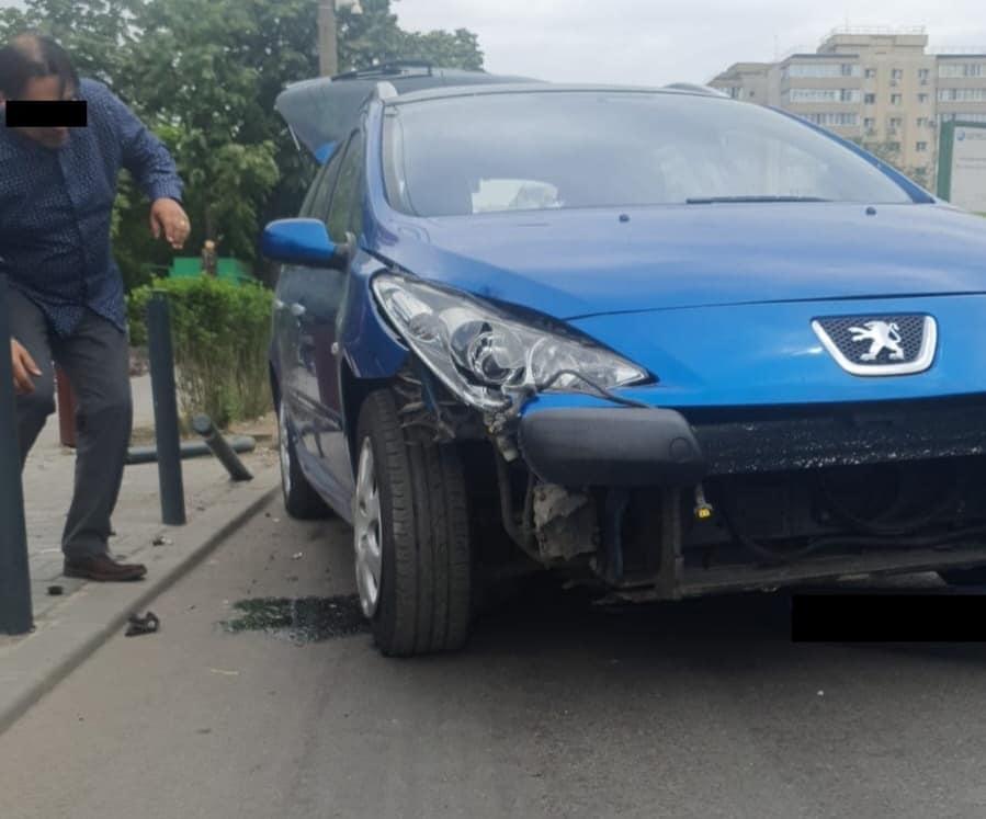 Mai multe persoane aflate într-o stație STB din București, la un pas să fie spulberate de o mașină. Ce a făcut diferența dintre viață și moarte 844246