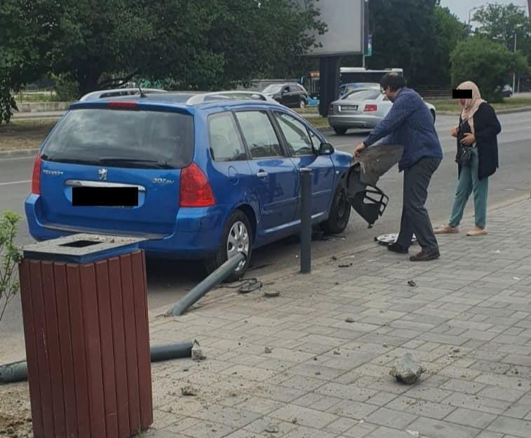 Mai multe persoane aflate într-o stație STB din București, la un pas să fie spulberate de o mașină. Ce a făcut diferența dintre viață și moarte 844247