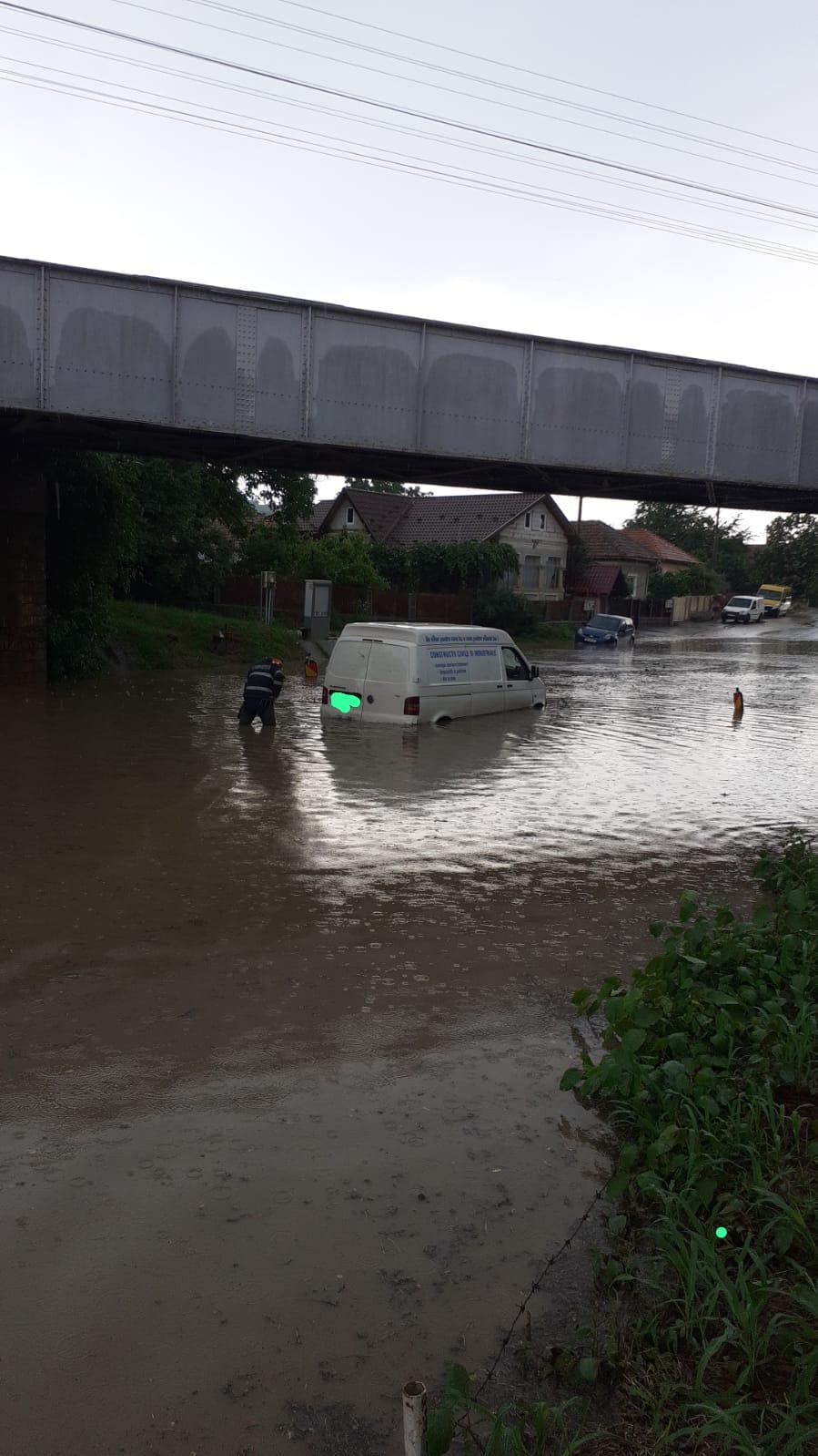 Ploile au făcut prăpăd în Vâlcea! Inundații masive în localităţile Drăgăşani şi Suteşti. Autoritățile locale, de negăsit 844261