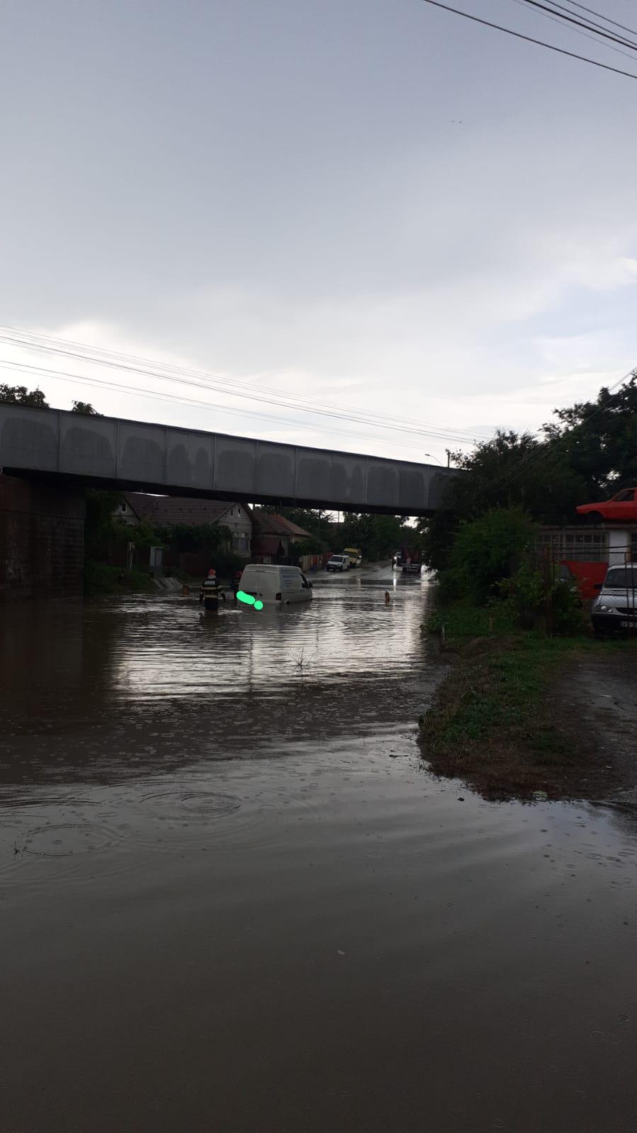 Ploile au făcut prăpăd în Vâlcea! Inundații masive în localităţile Drăgăşani şi Suteşti. Autoritățile locale, de negăsit 844262