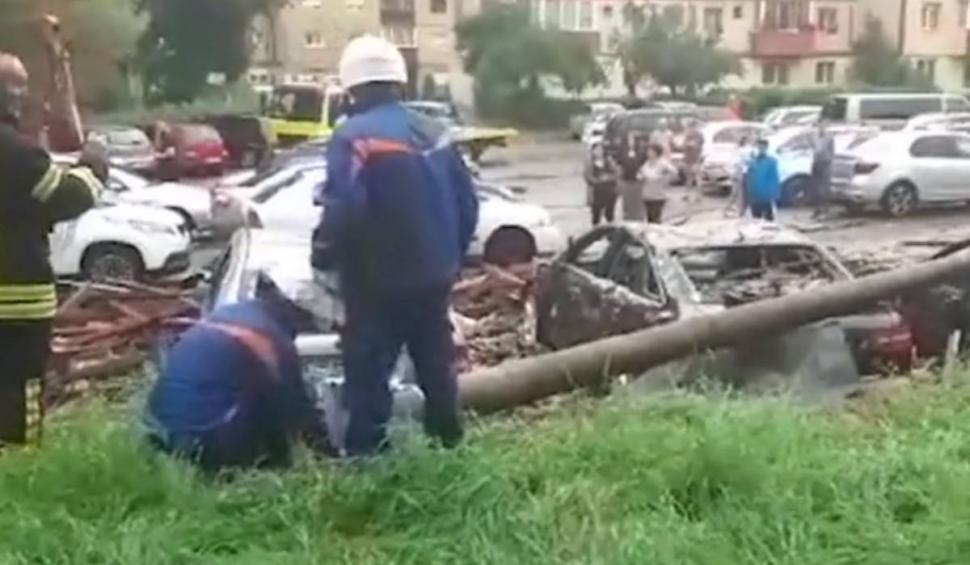 Vremea rea a făcut ravagii în țară! Acoperișuri distruse, stâlpi dărâmați și inundații 844122