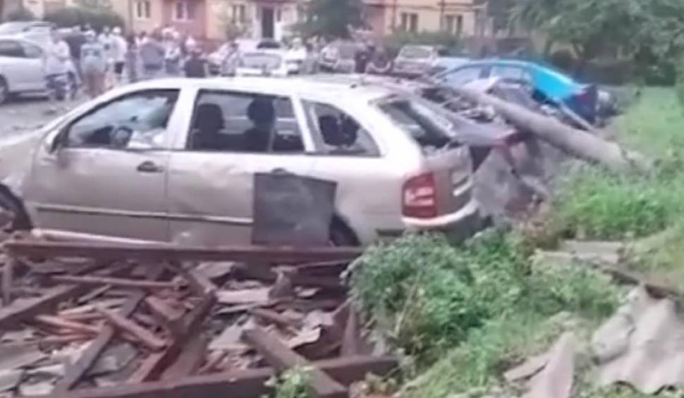 Vremea rea a făcut ravagii în țară! Acoperișuri distruse, stâlpi dărâmați și inundații 844123
