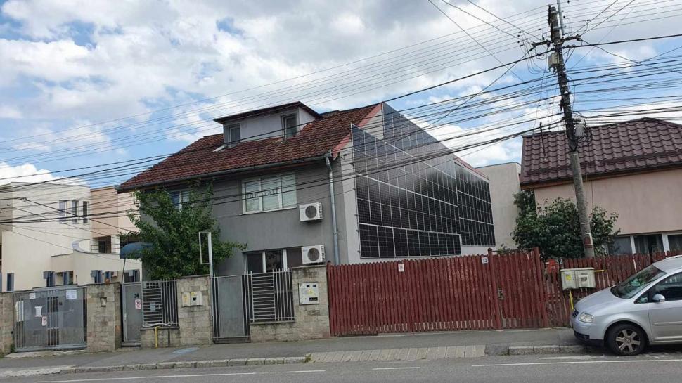 Cum arată casa "verde" cu pereții "tapetați" cu panouri fotovoltaice din Cluj. Reacţia internauţilor 844401