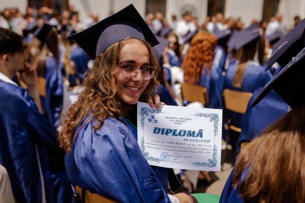 O tânără din Buzău, olimpică naţională, admisă de drept la Medicină, vinde roșii la tarabă, în Piața Centrală 844332