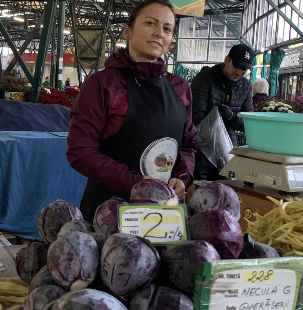 O tânără din Buzău, olimpică naţională, admisă de drept la Medicină, vinde roșii la tarabă, în Piața Centrală 844333