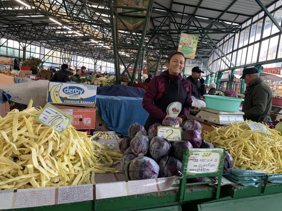 O tânără din Buzău, olimpică naţională, admisă de drept la Medicină, vinde roșii la tarabă, în Piața Centrală 844334