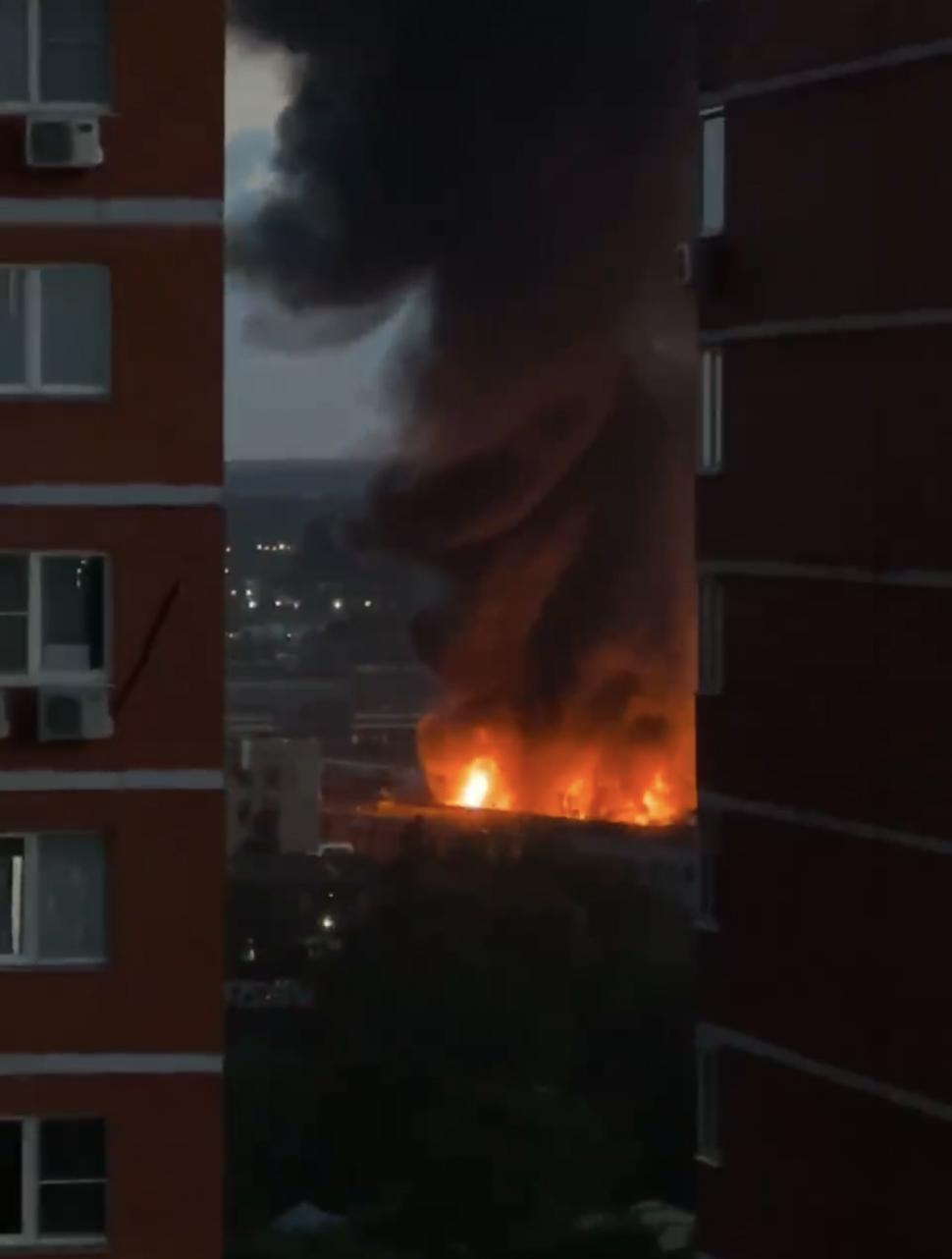 Incediu uriaș într-un depozit de lângă Moscova. Au ars aproximativ 400 de metri pătrați și focul se extinde 844453