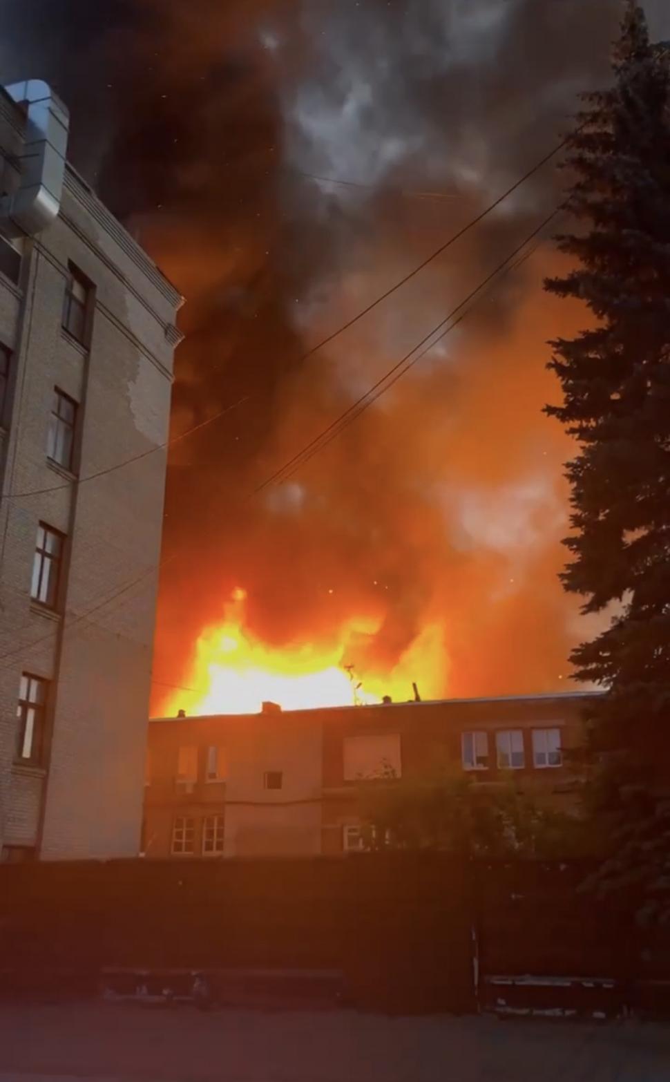 Incediu uriaș într-un depozit de lângă Moscova. Au ars aproximativ 400 de metri pătrați și focul se extinde 844454