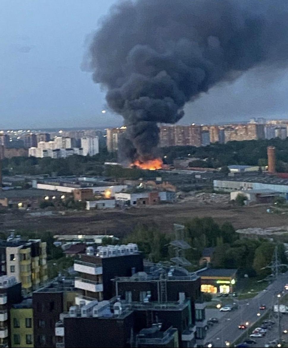 Incediu uriaș într-un depozit de lângă Moscova. Au ars aproximativ 400 de metri pătrați și focul se extinde 844455