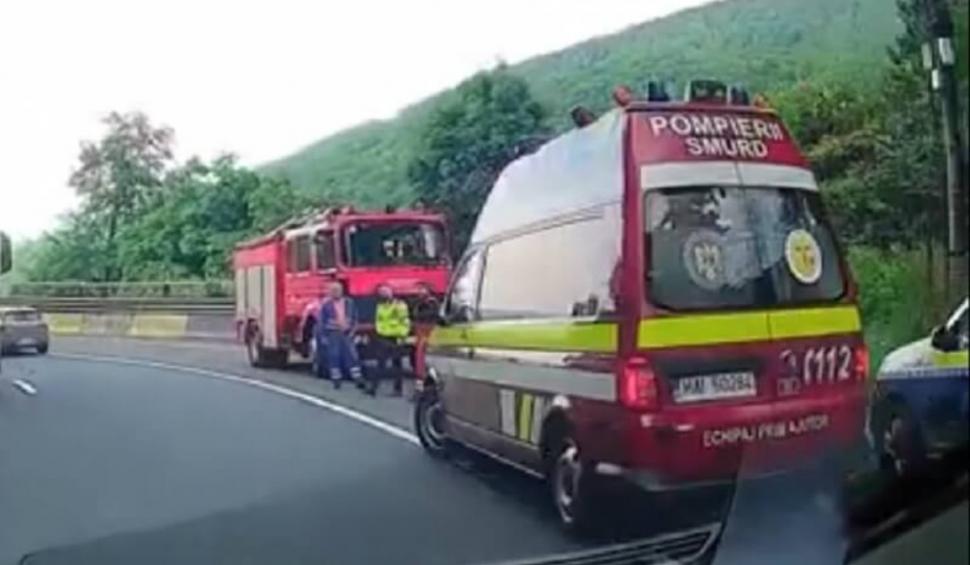 O maşină s-a prăbuşit într-o râpă, de la 20 de metri înălţime, pe DN1, în staţiunea Comarnic 844299