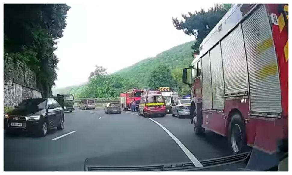 O maşină s-a prăbuşit într-o râpă, de la 20 de metri înălţime, pe DN1, în staţiunea Comarnic 844300