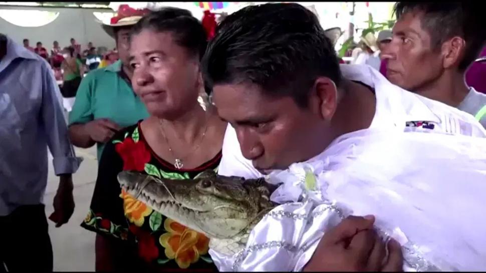 "Nu poţi avea o căsătorie fără dragoste!". Un primar s-a însurat cu un crocodil, în Mexic. Cum au fost pedepsiţi localnicii care nu au participat 844368