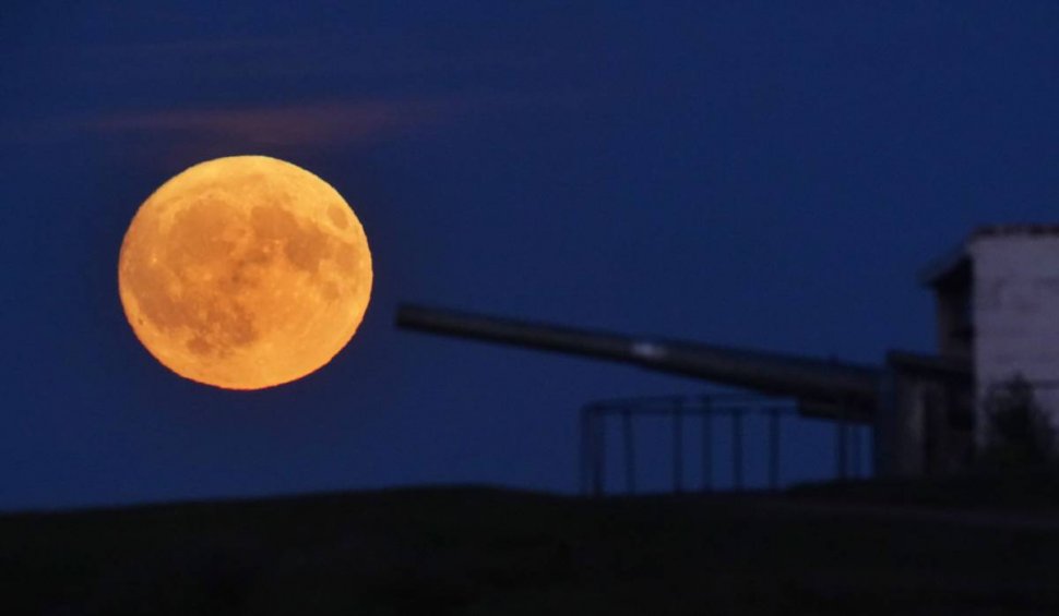 Superluna din această noapte, cel mai mare și mai strălucitor fenomen astronomic din acest an. Când și unde poate fi văzută