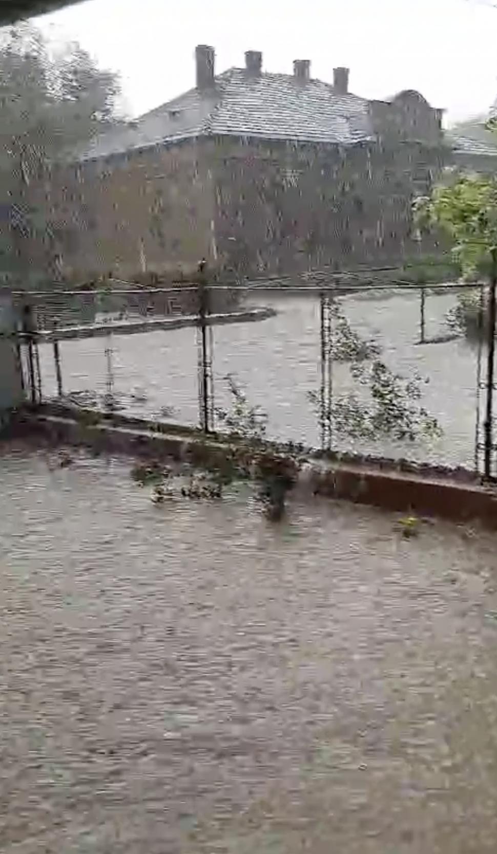 Atenționări meteo imediate: Cod roșu și portocaliu de ploi și vijelii. Lista localităților afectate 844653