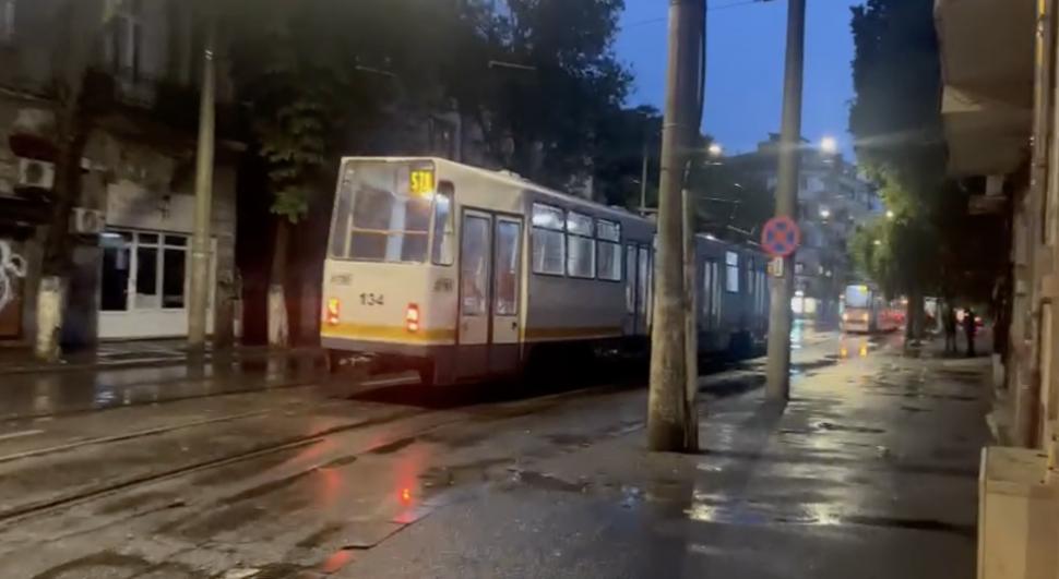 Cod portocaliu de furtună în București: Linii de tramvai blocate și copaci căzuţi pe mașini 844679
