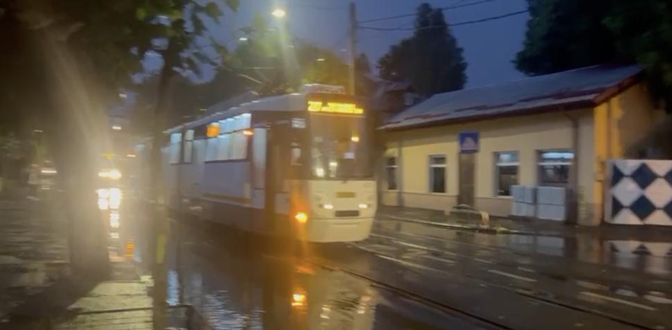 Cod portocaliu de furtună în București: Linii de tramvai blocate și copaci căzuţi pe mașini 844680