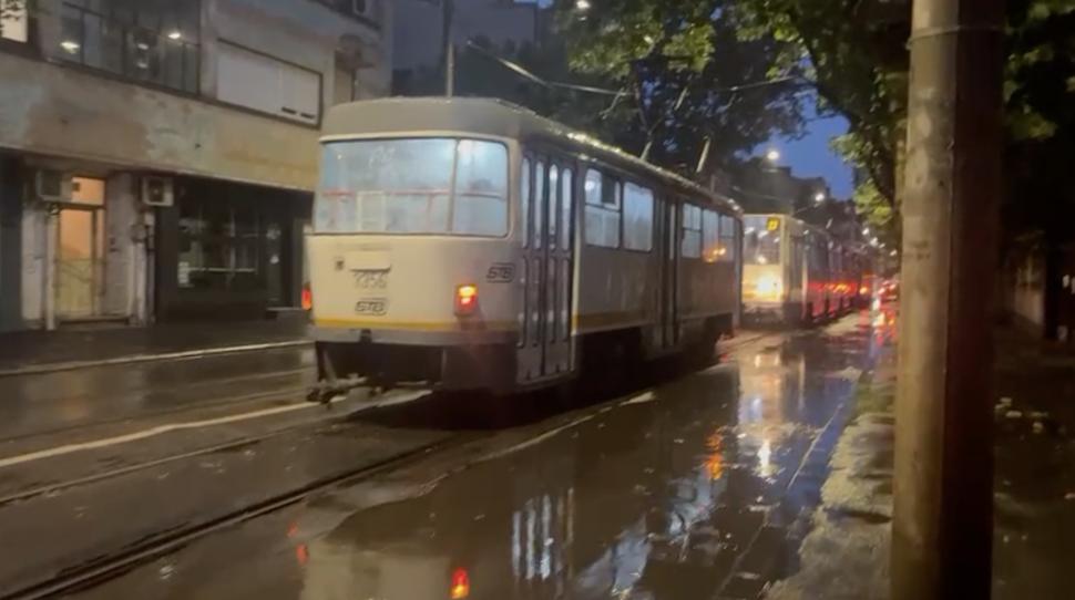Cod portocaliu de furtună în București: Linii de tramvai blocate și copaci căzuţi pe mașini 844681