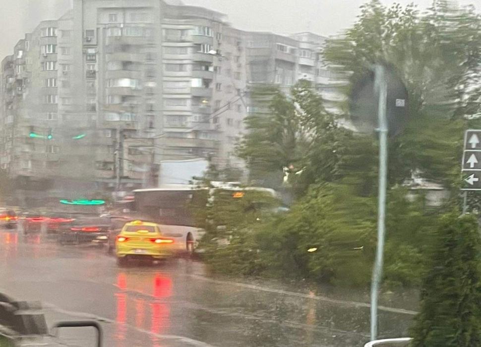Cod portocaliu de furtună în București: Linii de tramvai blocate și copaci căzuţi pe mașini 844683