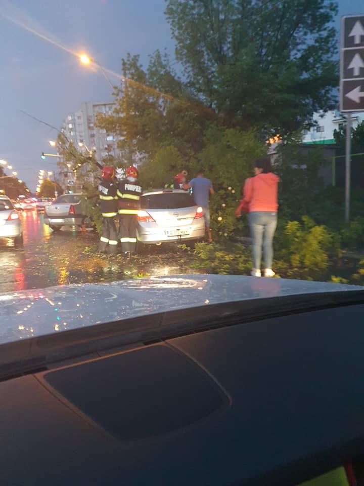 Cod portocaliu de furtună în București: Linii de tramvai blocate și copaci căzuţi pe mașini 844685