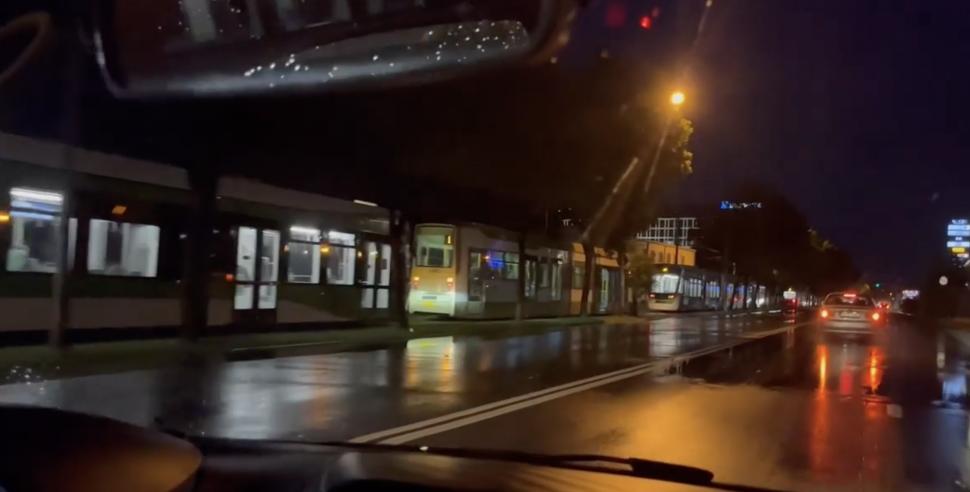 Cod portocaliu de furtună în București: Linii de tramvai blocate și copaci căzuţi pe mașini 844686