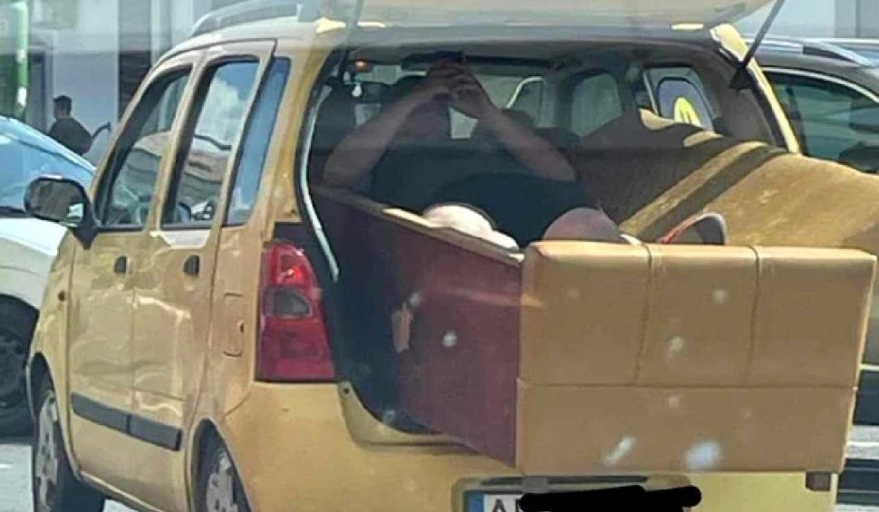 Imagine virală pe internet: Un bărbat din Arad a încărcat o canapea în portbagaj și s-a plimbat pe ea prin oraș