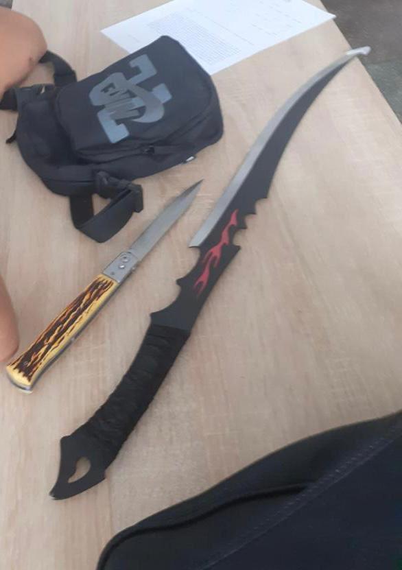 Polițiștii au reținut un tânăr de 19 ani care se plimba înarmat cu arme albe printr-un parc din Drobeta-Turnu Severin. Ce au găsit când l-au percheziționat 844626