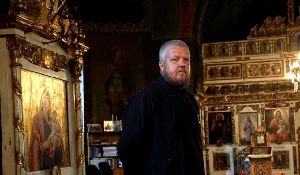 "Îi încurajăm să fie mai buni" | Un preot din Botoşani oferă burse din cutia milei, copiilor cu cele mai mari note 844492