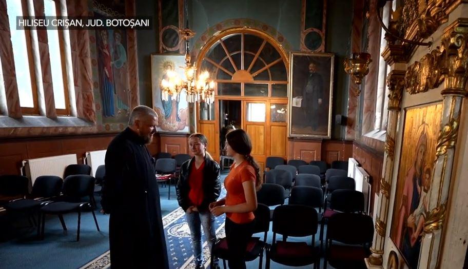 "Îi încurajăm să fie mai buni" | Un preot din Botoşani oferă burse din cutia milei, copiilor cu cele mai mari note 844493