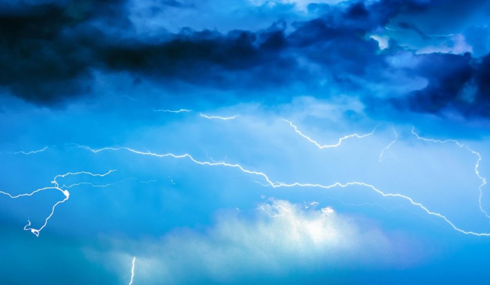 Prognoza meteo specială pentru Bucureşti, în următoarele 48 de ore. Furtuni, ploi şi temperaturi uriaşe