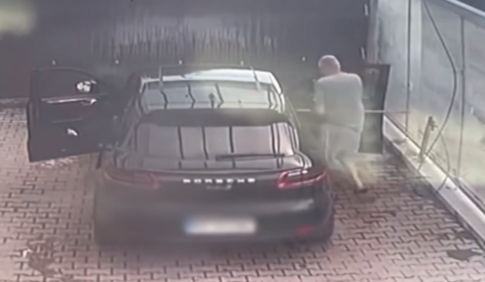 Şoferul unui Porsche, surprins când ia găleata și peria dintr-o spălătorie auto cu fise. Reacţia internauţilor