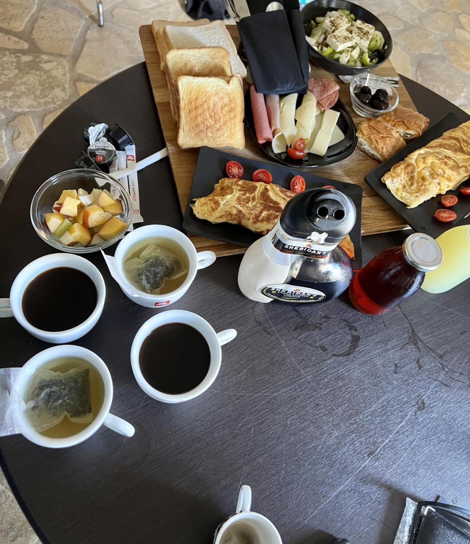 "Așa e când ești ospitalier": Turiştii români laudă prețurile din Grecia | Cât costă un șezlong și o bere pe plajă 844549