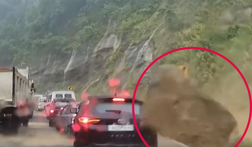 Imagini cutremurătoare pe o şosea din India | Doi oameni au murit după ce maşinile în care se aflau au fost zdrobite de un bolovan uriaş 845321