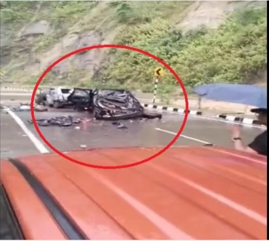 Imagini cutremurătoare pe o şosea din India | Doi oameni au murit după ce maşinile în care se aflau au fost zdrobite de un bolovan uriaş 845322