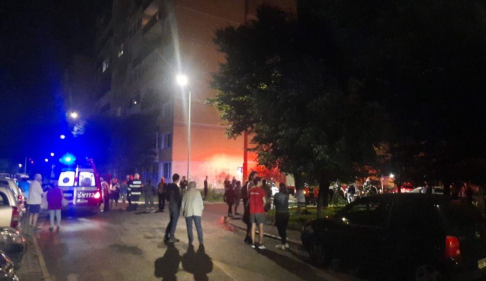 Explozie, urmată de incendiu într-un bloc. Zeci de persoane au fost evacuate, iar două au ajuns la spital, în Sibiu