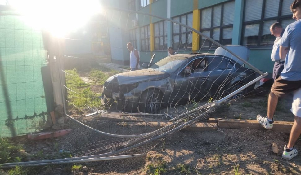 Cinci minori a furat o maşină şi au făcut accident chiar vizavi de sediul Poliţiei, în Reşiţa