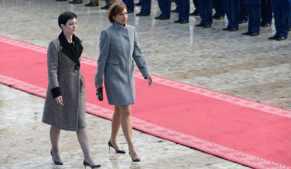 Cine e femeia care nu lipsește de lângă președintele Iohannis