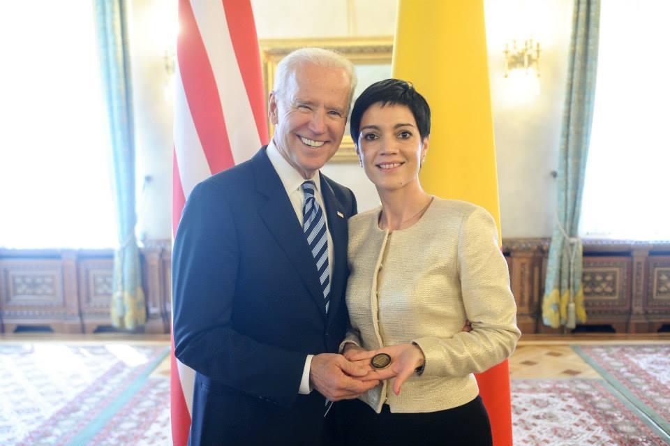 Cine e femeia care nu lipsește de lângă președintele Iohannis 845487