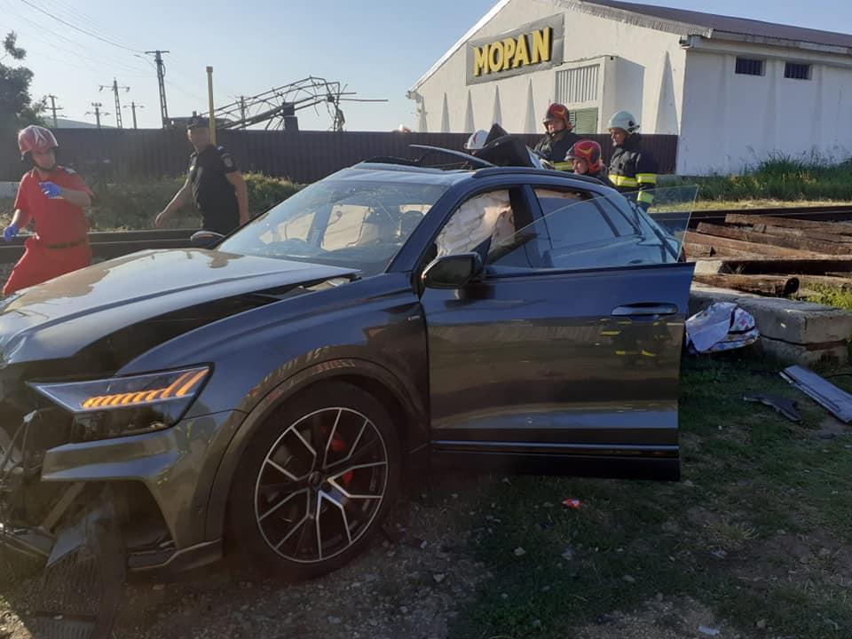 Maşină lovită de tren în comuna Tutova din Vaslui. Doi oameni aflaţi în autoturism s-au salvat  845580