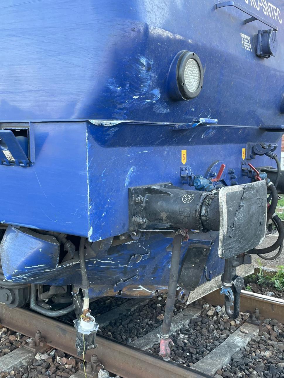 Maşină lovită de tren în comuna Tutova din Vaslui. Doi oameni aflaţi în autoturism s-au salvat  845582