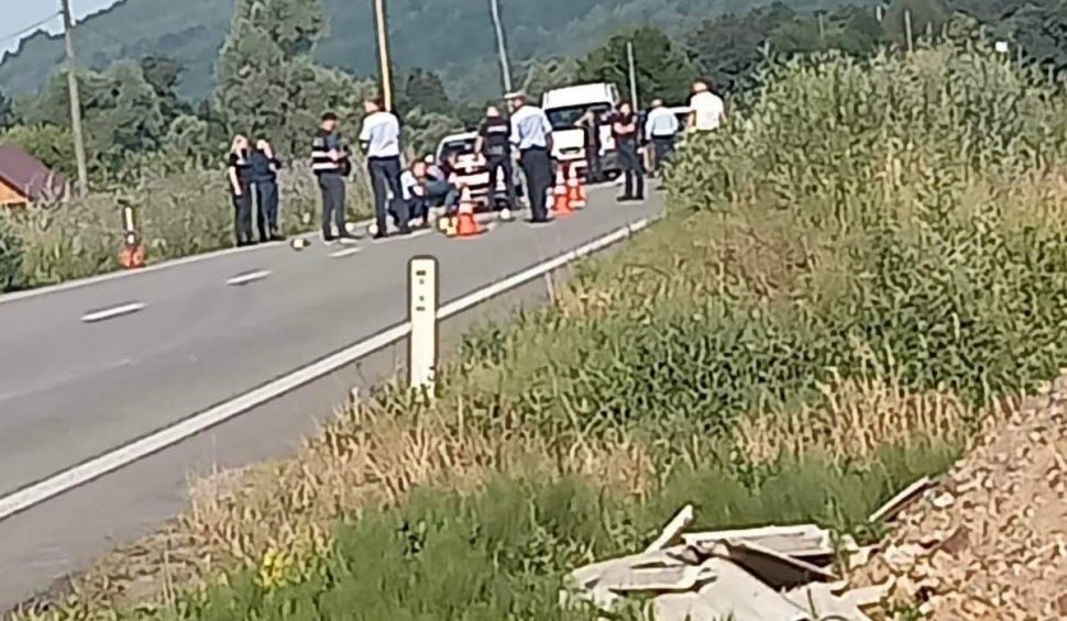 Un şofer care a lovit mortal un tânăr a fugit de la locul accidentului, iar bucăţi din maşină sunt împrăştiate pe zeci de metri, în Maramureş