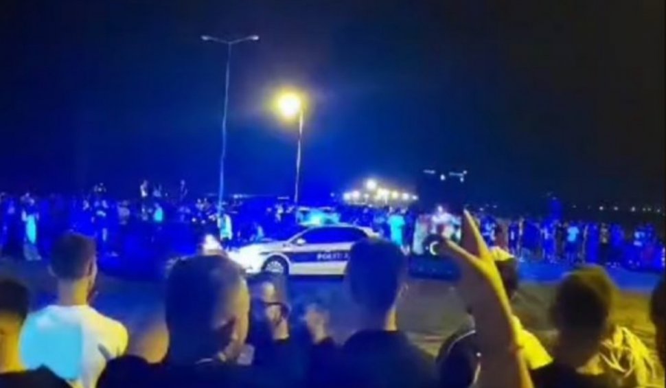 "S-au întâlnit cu neprevăzutul!" Poliţişti de la Rutieră, salvați de mascați din mijlocul tinerilor care făceau "liniuțe", în Craiova