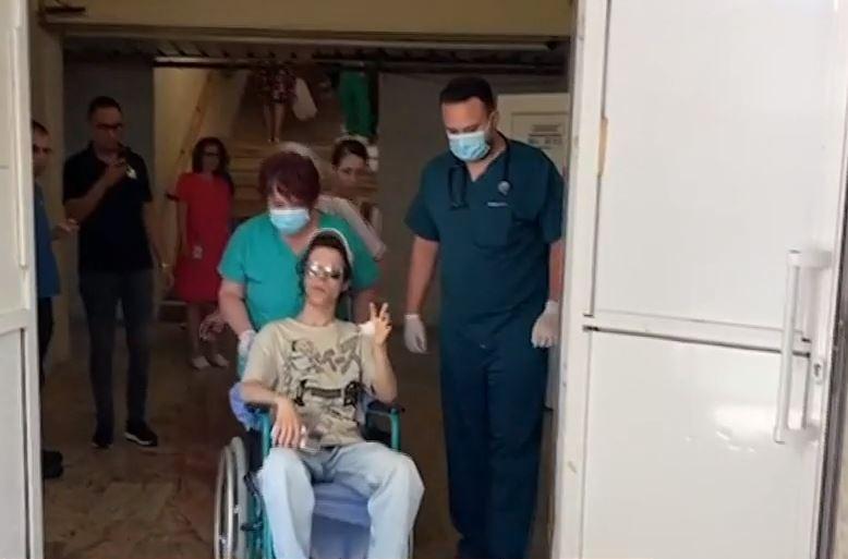 Momente emoţionante la externarea lui Emi Bădică, tânărul de 19 ani înjunghiat în Grădina Botanică din Craiova 845683