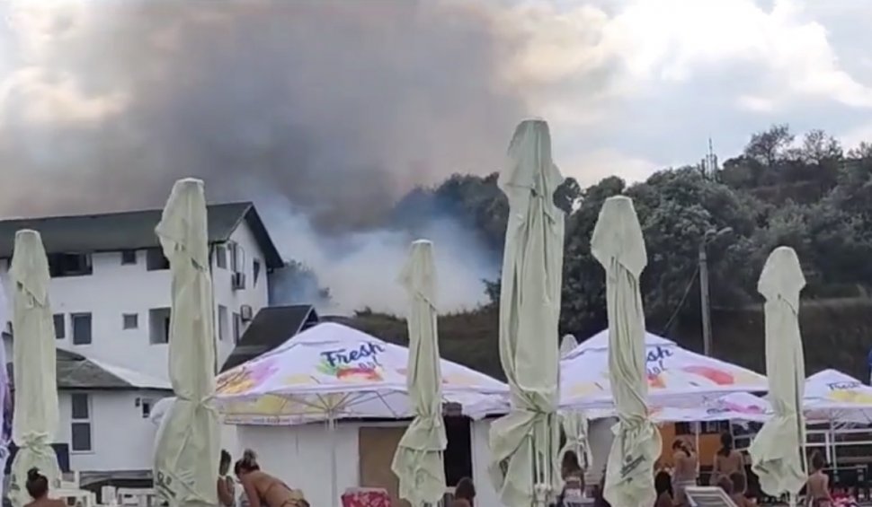 Incendiu lângă o plajă din Eforie Sud! Ard mai multe hectare de vegetație uscată