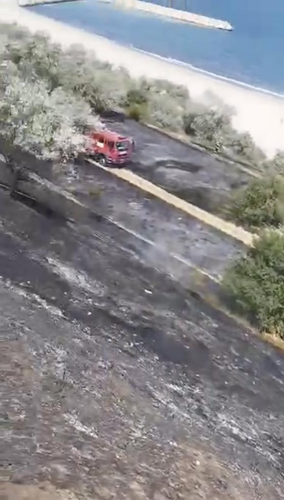 Incendiu lângă o plajă din Eforie Sud! Ard mai multe hectare de vegetație uscată 845721
