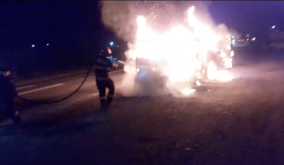 Un microbuz cu opt muncitori a luat foc, în Zorleni, județul Vaslui. Incendiul a distrus complet autovehiculul