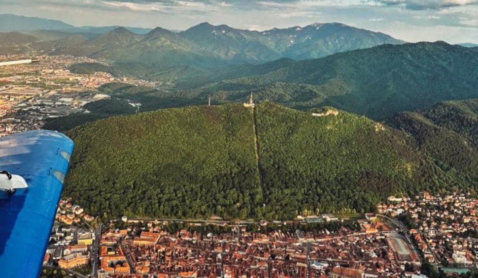 Zbor deasupra orașului Brașov, o experiență unică pentru turiști