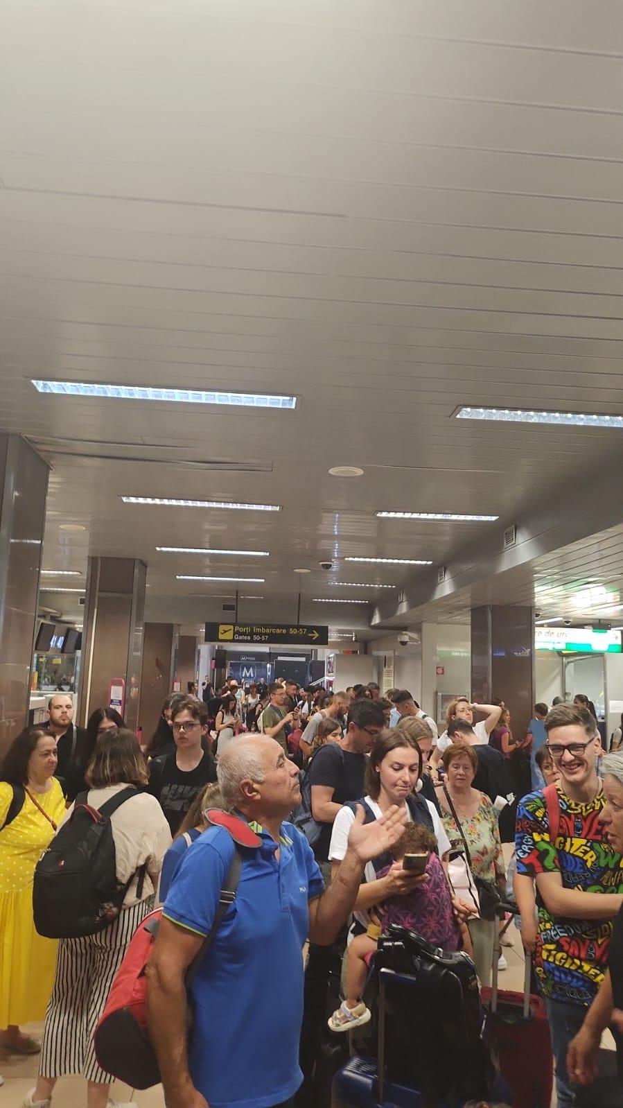 Zboruri amânate şi cozi infernale pe Aeroportul Otopeni: "Nu am primit niciun fel de explicaţii" 845769