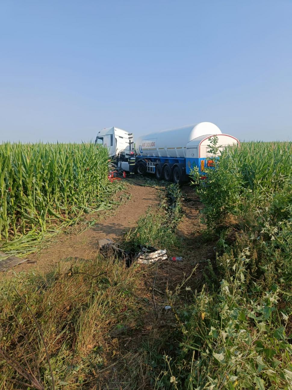 Accident grav pe drumul european E85. Un autoturism a fost strivit de o autocisternă. O persoană a decedat 845810