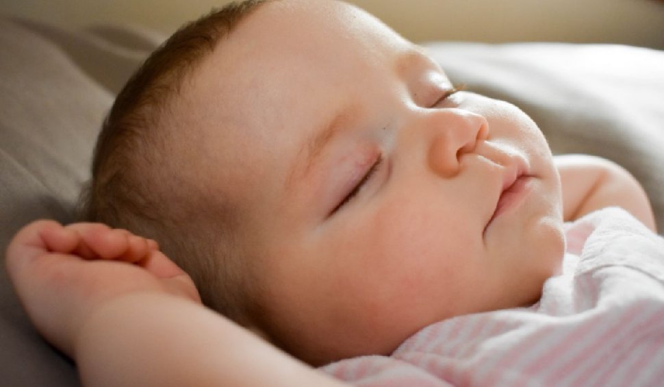 Avantajele şi dezaventajele dormitului în pat cu bebeluşul